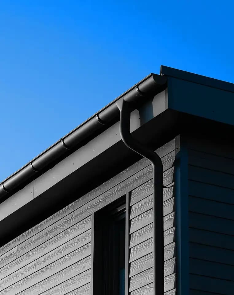 Installatie van nieuwe zinken dakgoten voor een perfecte waterafvoer