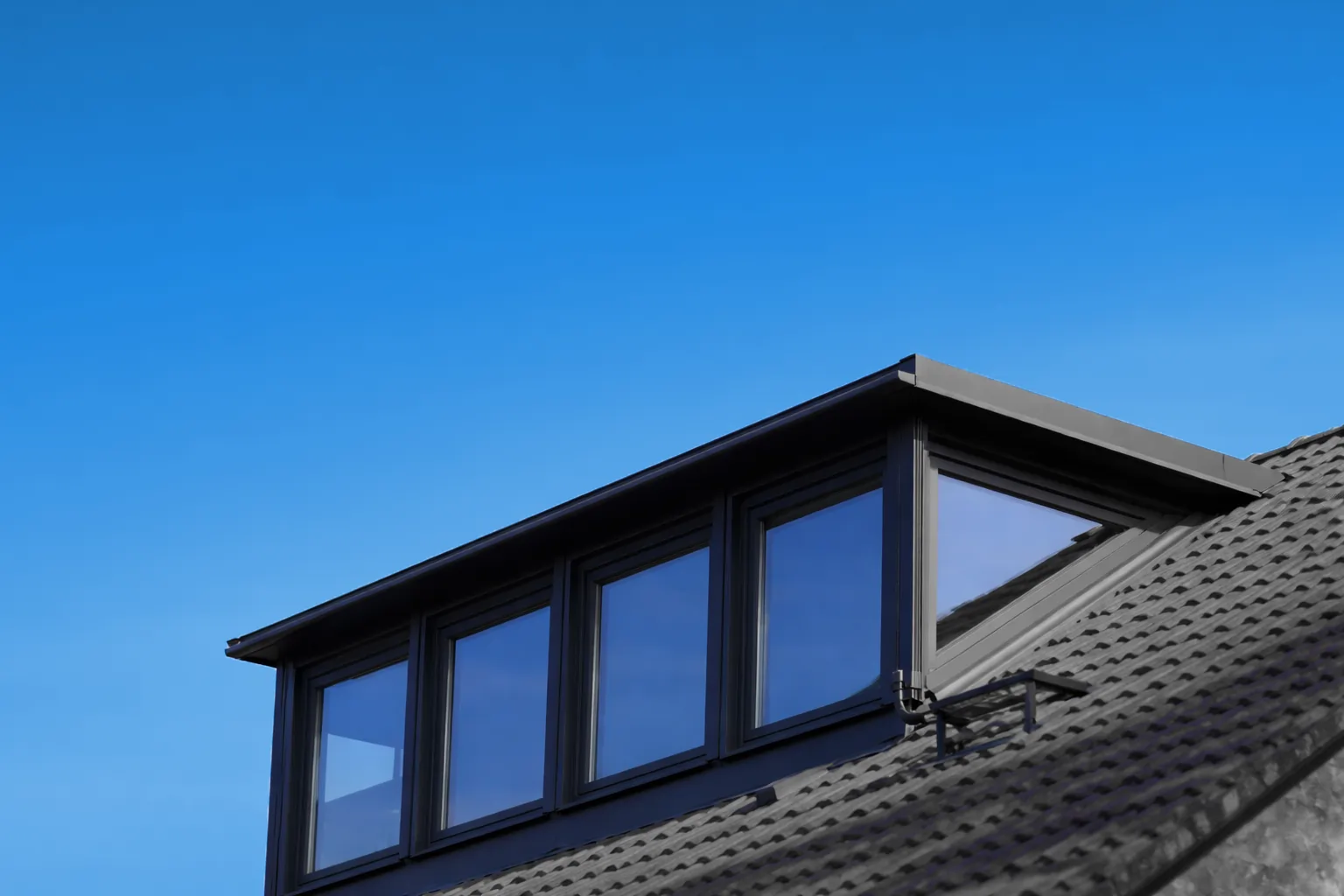 Plaatsing van een dakkapel op maat om extra ruimte en licht te creëren op de zolderverdieping