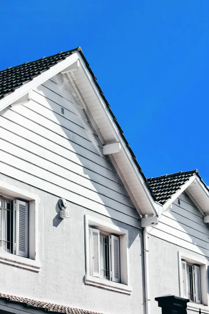 Nieuwbouw hellend dak met een strakke afwerking van donkere dakpannen