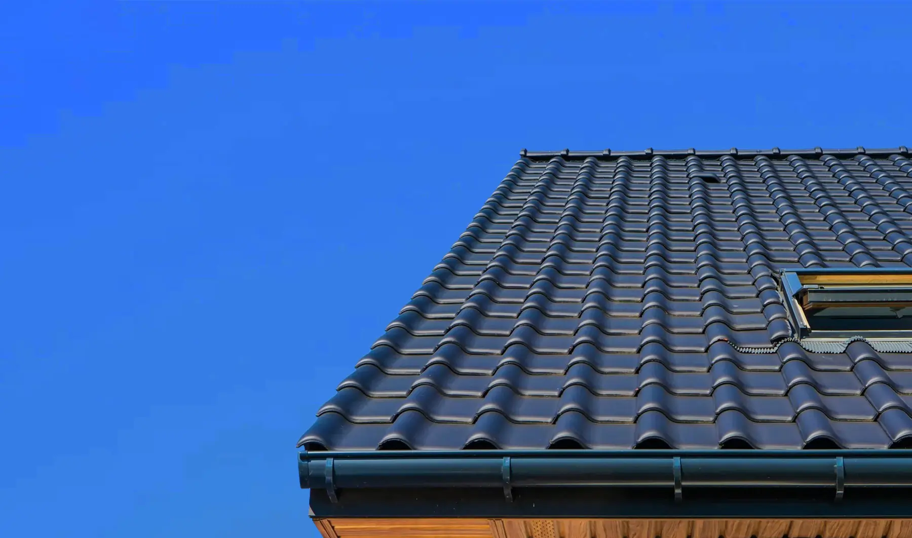 hellend dak met dakraam velux