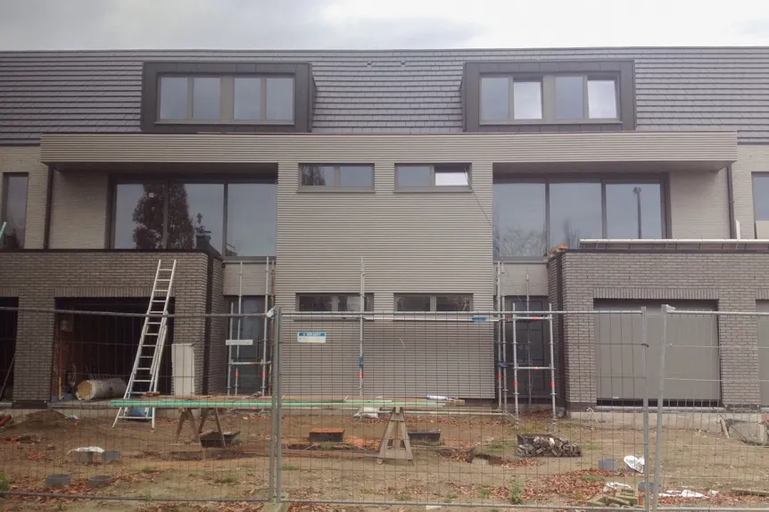 Moderne woning in Waarloos, Kerkelei met afgewerkte horizontale gevelbekleding en dakkapel, uitgevoerd door Dakwerken De Haes.
