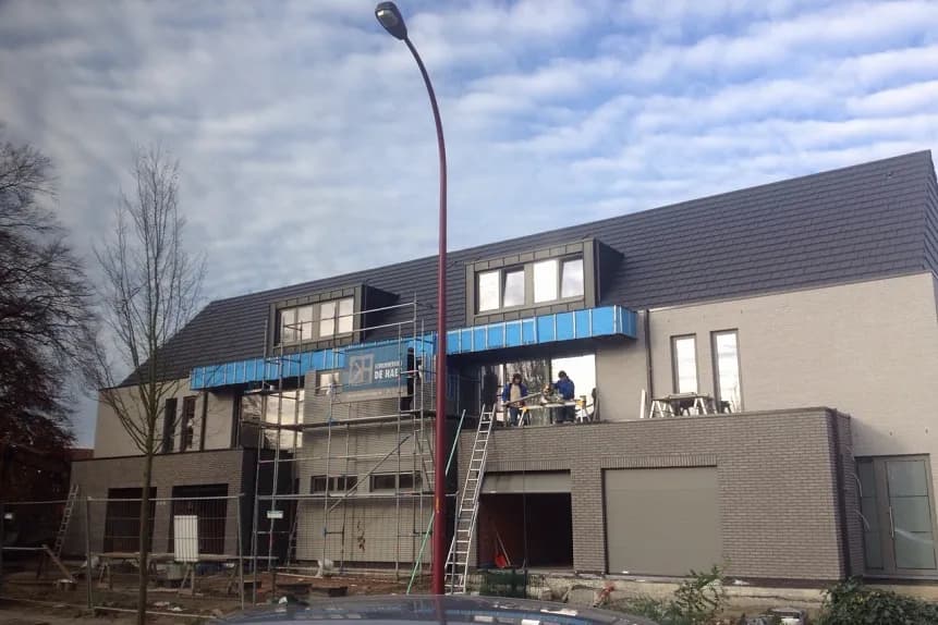 Overzichtsopname van de werf in Waarloos, Kerkelei tijdens de plaatsing van daktimmer en gevelbekleding door Dakwerken De Haes.