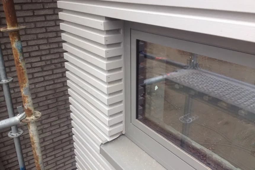 Close-up van de horizontale gevelbekleding met raamdetail, uitgevoerd door Dakwerken De Haes in Waarloos, Kerkelei.