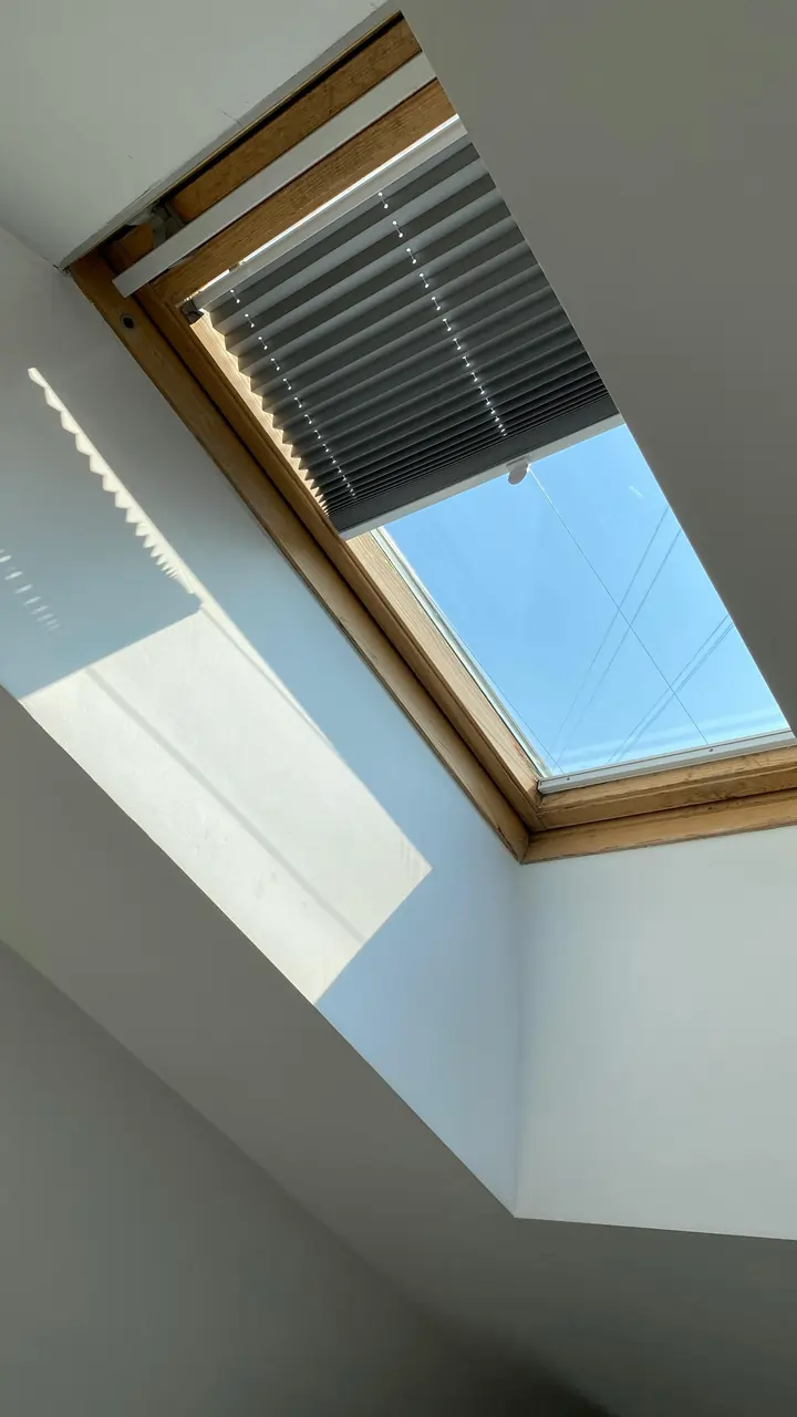Plaatsing van een Velux dakraam voor optimale natuurlijke lichtinval in een zolderkamer in Sint-Katelijne-Waver