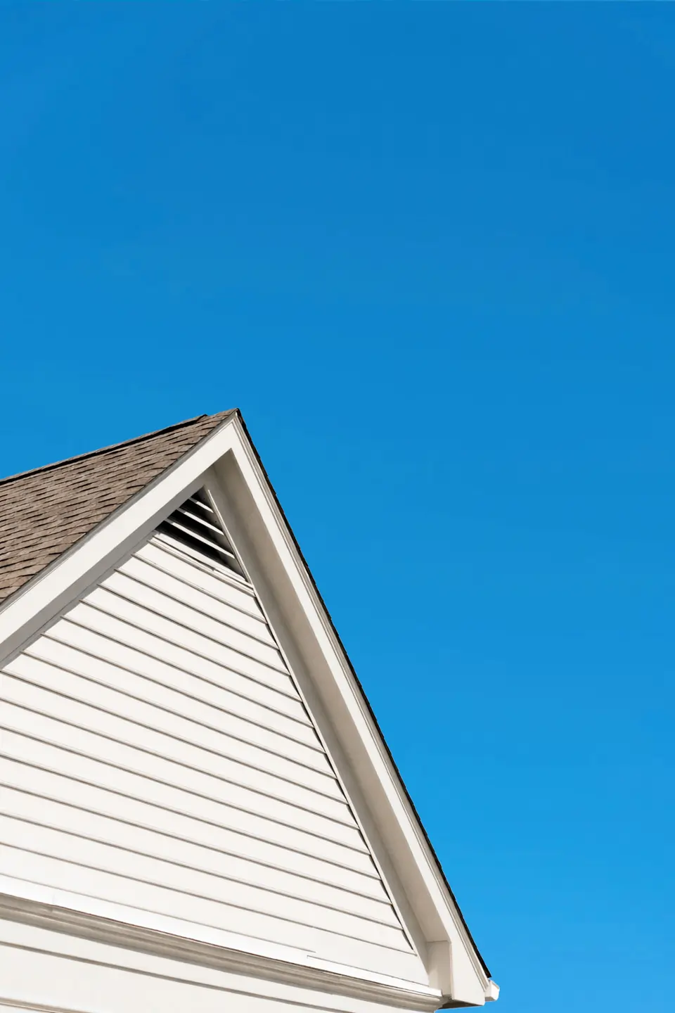 Klassiek hellend dak met rode dakpannen, vakkundig gerenoveerd door Dakwerken De Haes in Sint-Katelijne-Waver