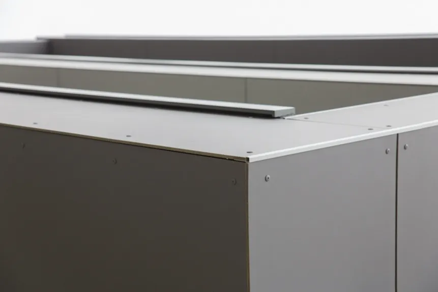 Close-up van de hoekafwerking en paneelaansluiting van de gevelbekleding, uitgevoerd door Dakwerken De Haes in Putte, Alice Nahonstraat.