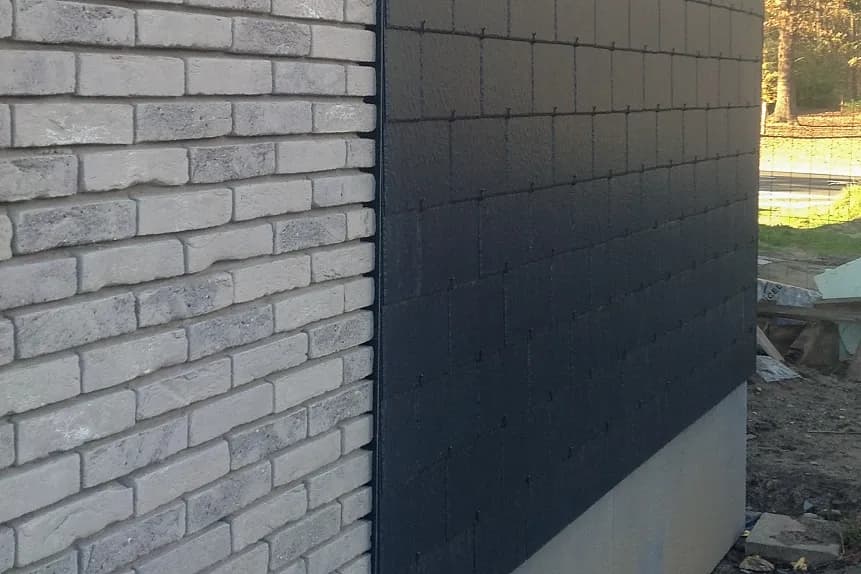 Detailopname van de gevelisolatie en dakrand tijdens de renovatie door Dakwerken De Haes in Onze-Lieve-Vrouw-Waver, Heiken