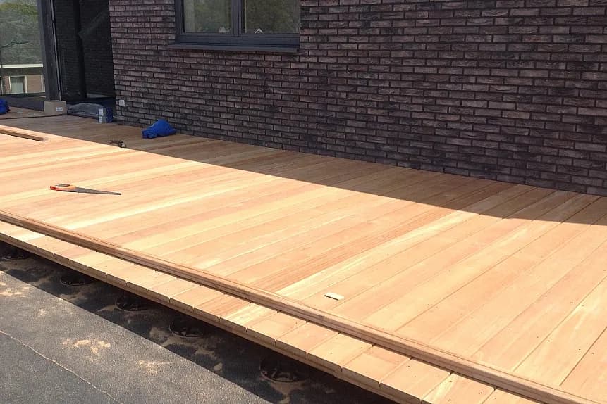 Detailopname van de houten terrasbeplanking tijdens de afwerking door Dakwerken De Haes in Tremelo, Pharma Finance.