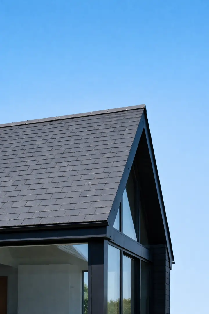 Woning met een prachtig afgewerkt leien dak in Sint-Katelijne-Waver, uitgevoerd door Dakwerken De Haes